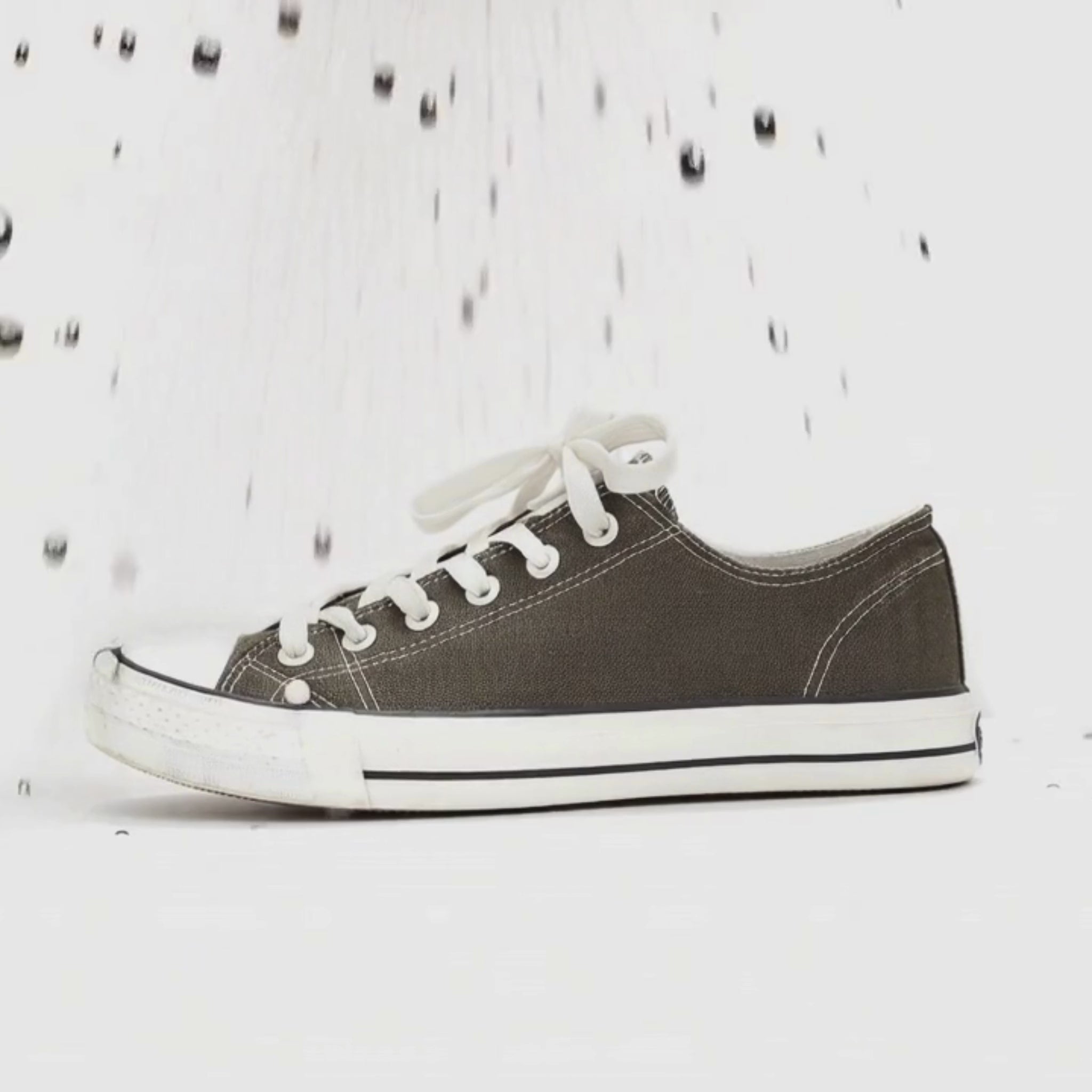 Shoe Steamer dry cycle using controlled airflow to remove moisture from footwear after rain or cleaning